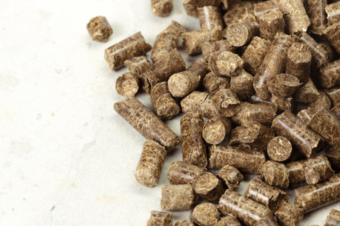 Tout savoir sur le granulé de bois : avantages, fabrication, stockage et utilisations