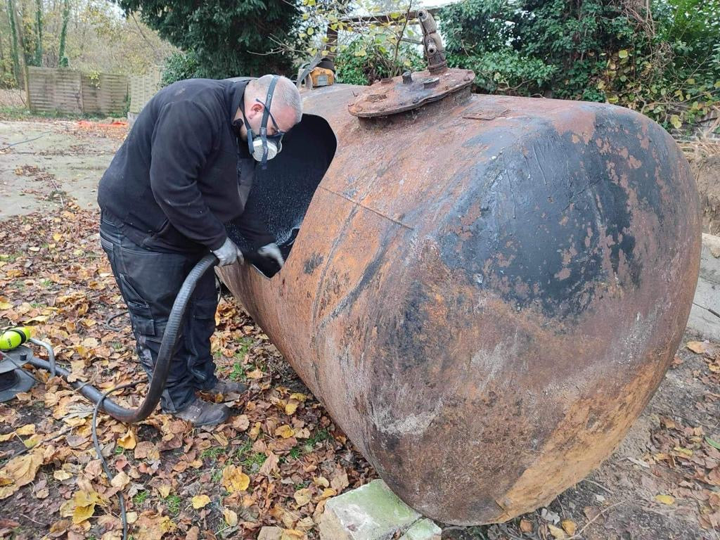 Technicien Delicourt Energies en cours de dégazage d'une cuve à fioul hors sol à Cambrai
